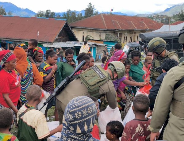 Bantuan Presiden RI Disalurkan kepada Pengungsi Agisiga, Satgas Ops Damai Cartenz Gelar Trauma Healing di Intan Jaya